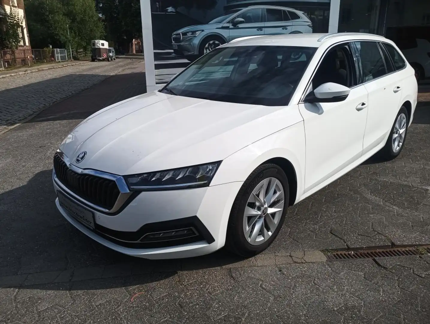 Skoda Octavia Combi 2.0 TDI DSG Style+Navi+KESSY+Kamera Weiß - 2