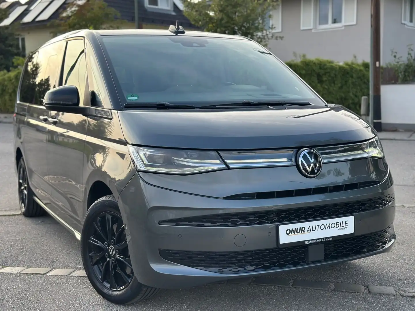 Volkswagen T7 Multivan Edition LÜ DSG Navi Pano HuD AHK ACC Gris - 1