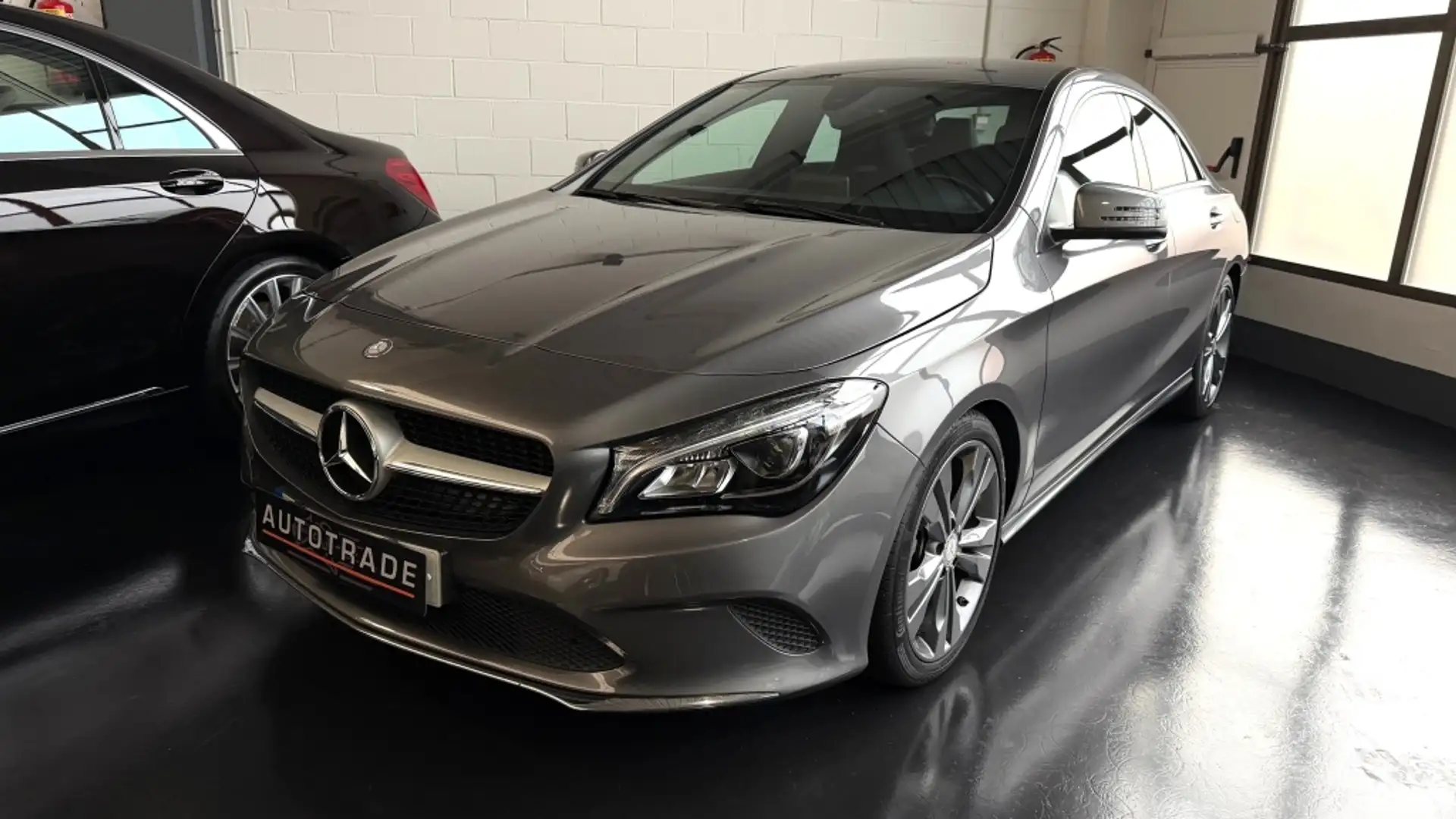 Mercedes-Benz CLA 180 7G-DCT Grau - 1