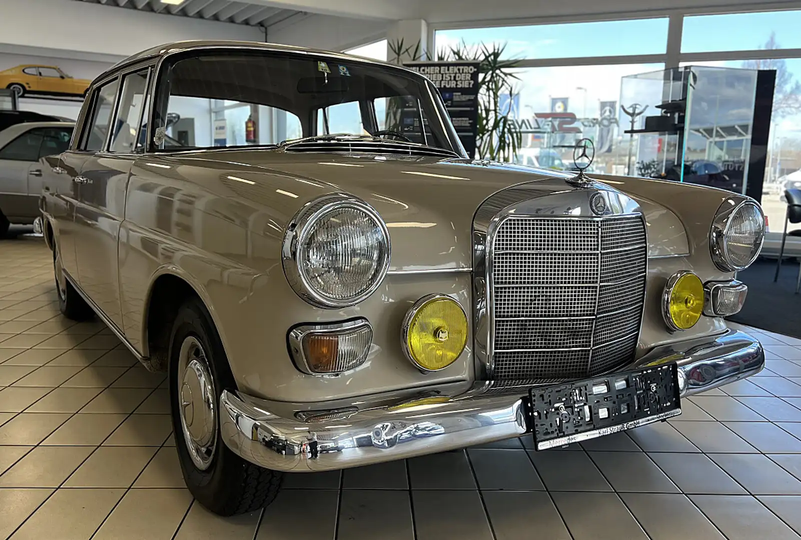 Mercedes-Benz 200 Heckflosse 200 Beige - 2