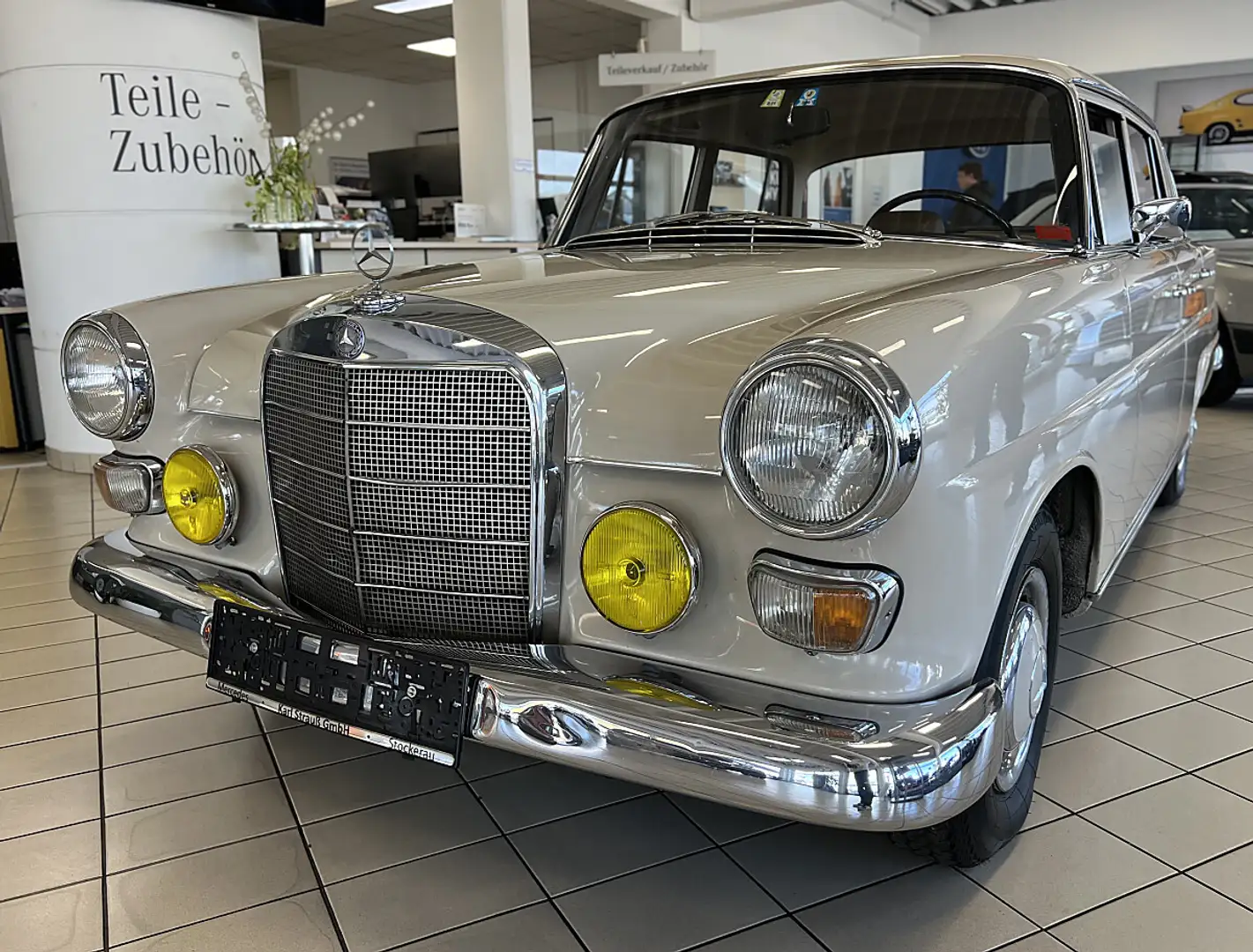 Mercedes-Benz 200 Heckflosse 200 Beige - 1