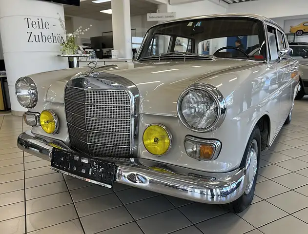 Mercedes-Benz 200 Heckflosse 200