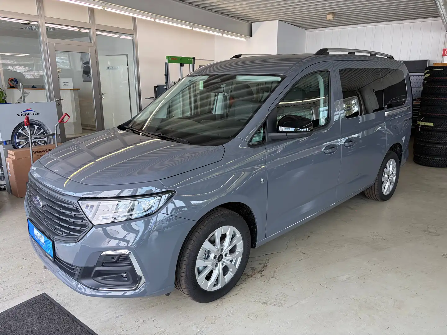 Ford Grand Tourneo Titanium, Rollstuhlgerecht Grau - 1
