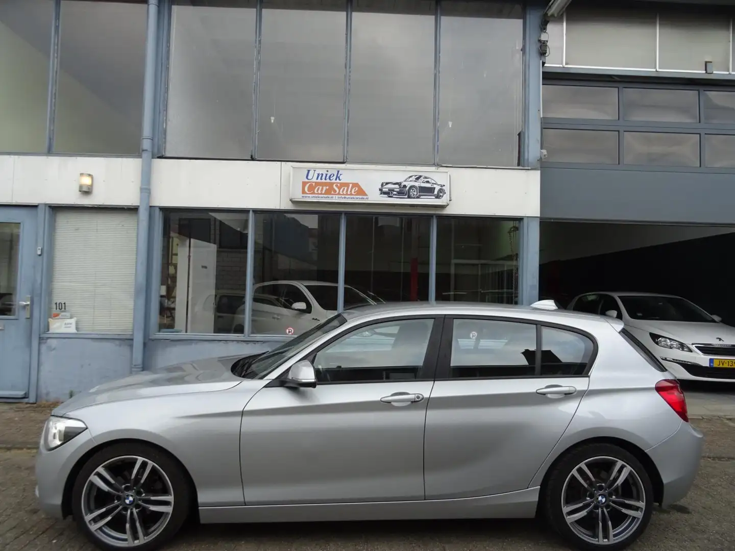 BMW 114 1-serie 114i EDE Business+ Grijs - 2