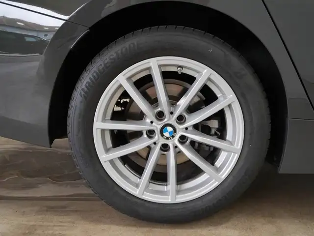 BMW 3 Series view 10