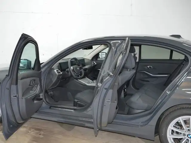 BMW 3 Series view 8