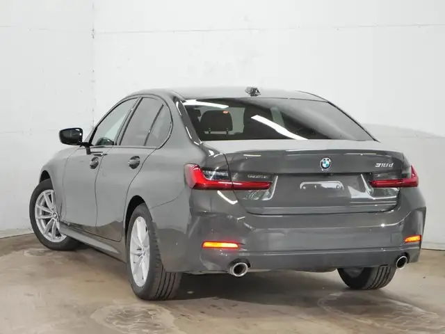 BMW 3 Series view 4