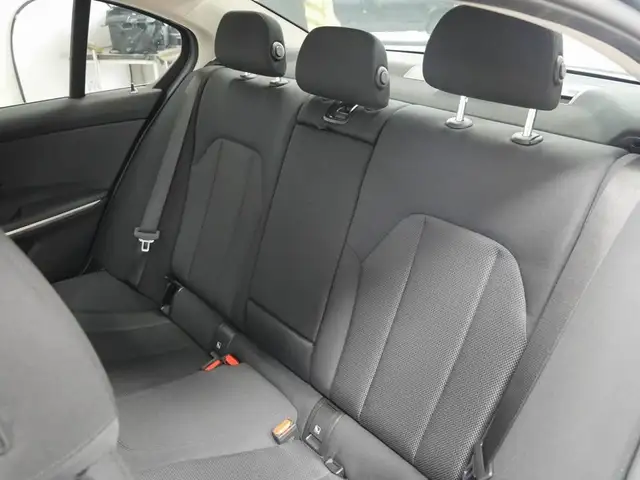 BMW 3 Series view 9