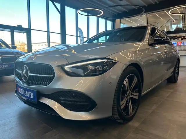 Mercedes-Benz 220 view 2