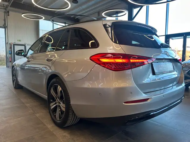 Mercedes-Benz 220 view 7