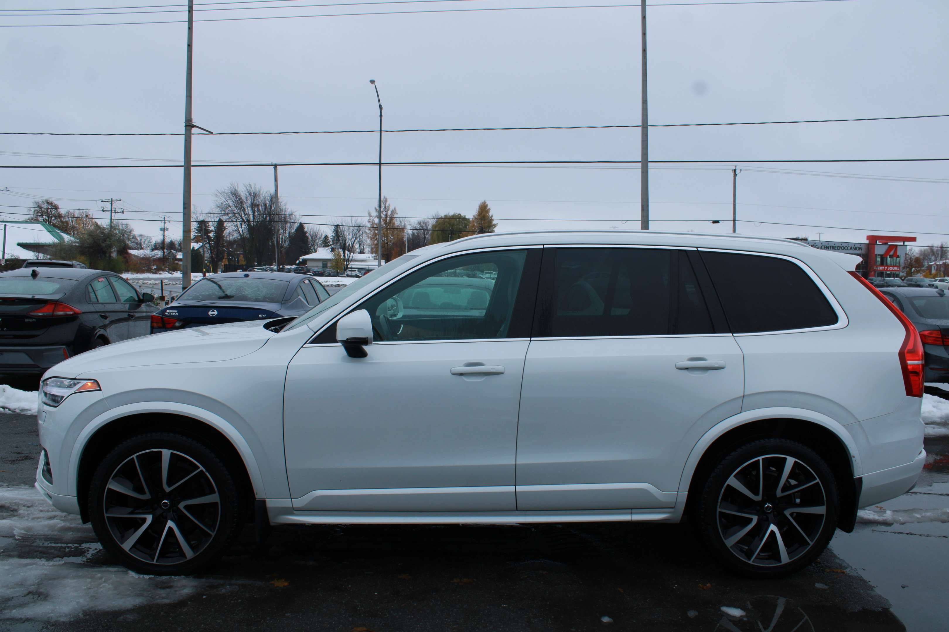 2022 Volvo XC90 T6 AWD Momentum 7-Seater, NAVIGATION, CUIR, MAGS alt 3