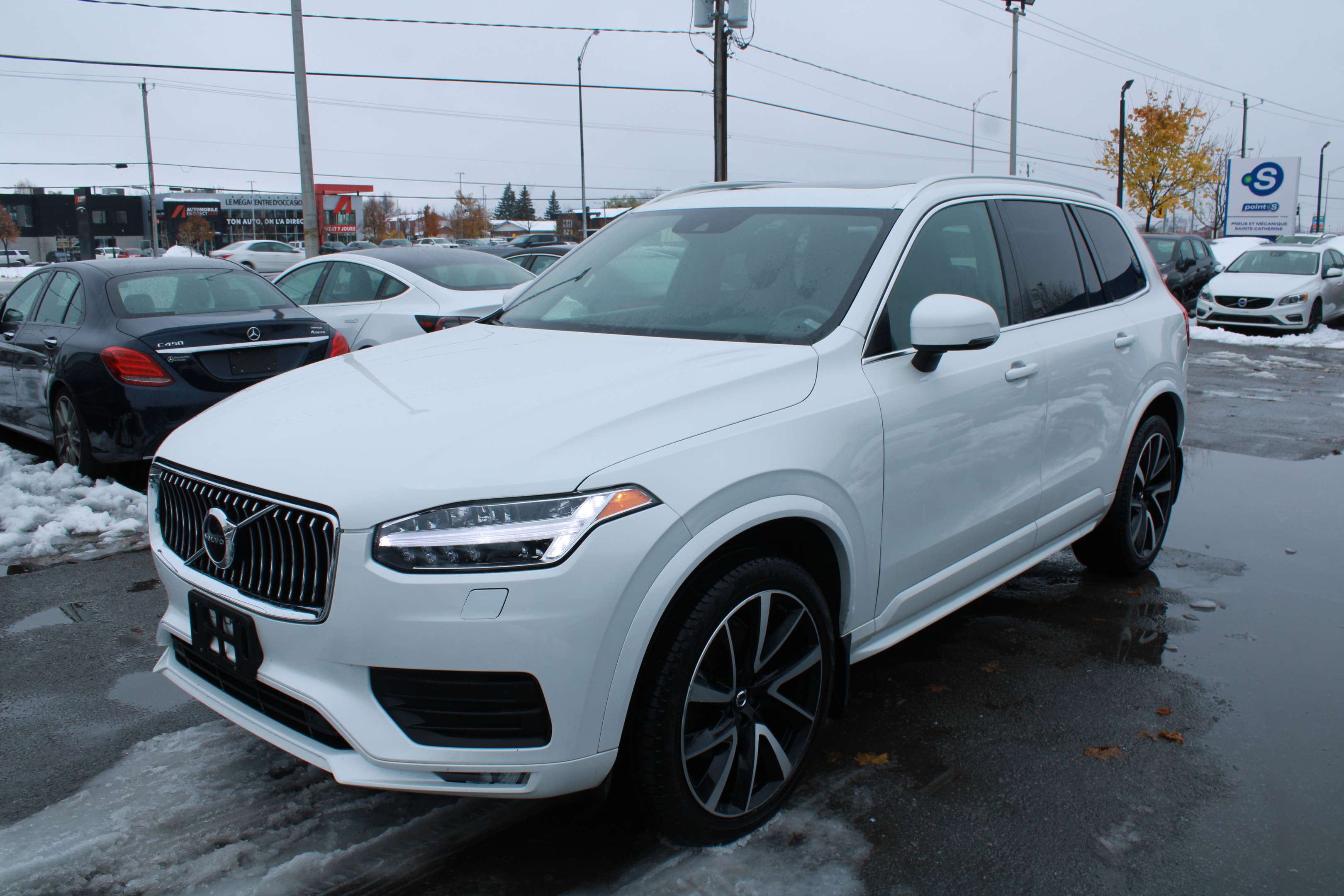 2022 Volvo XC90 T6 AWD Momentum 7-Seater, NAVIGATION, CUIR, MAGS alt 2