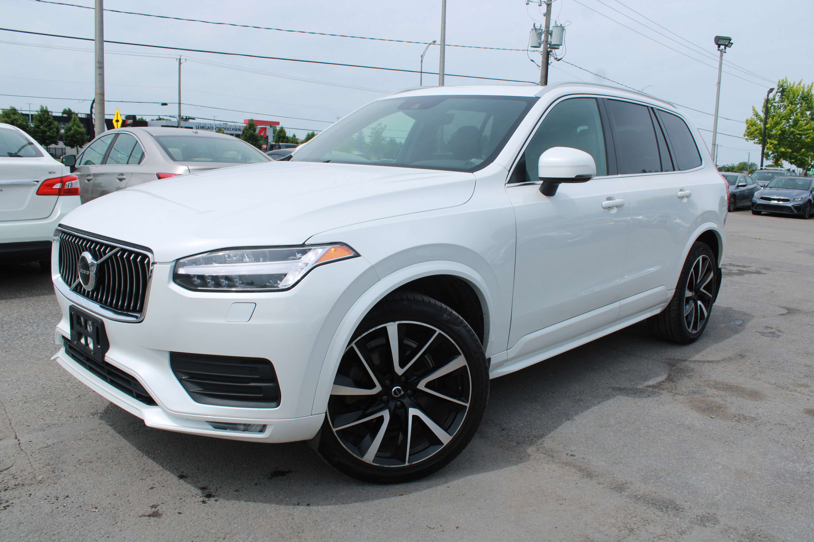 2022 Volvo XC90 Momentum - Image 2