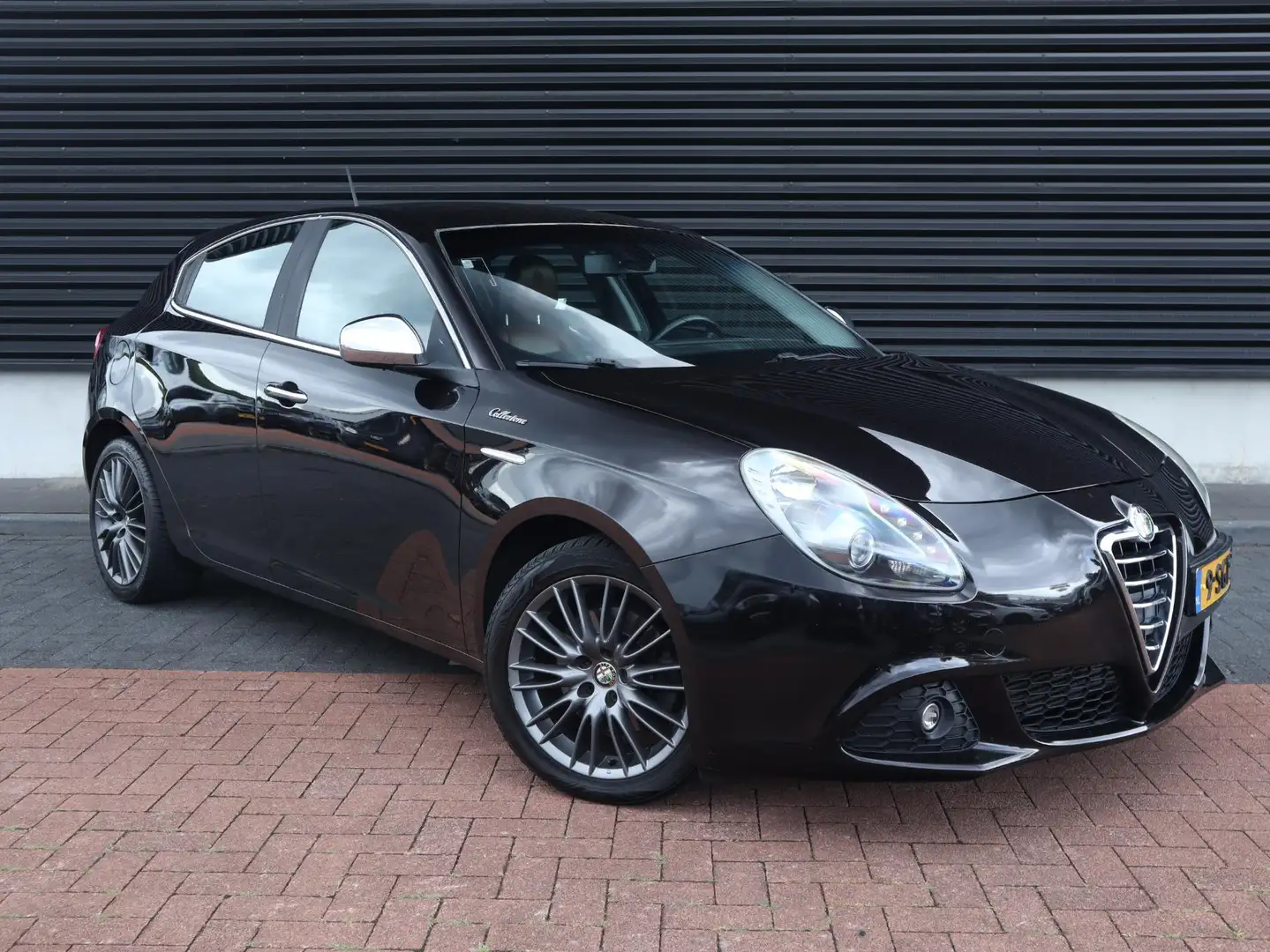 Alfa Romeo Giulietta 1.4 T Distinctive | Clima | Cruise | Leder | Multi Zwart - 2