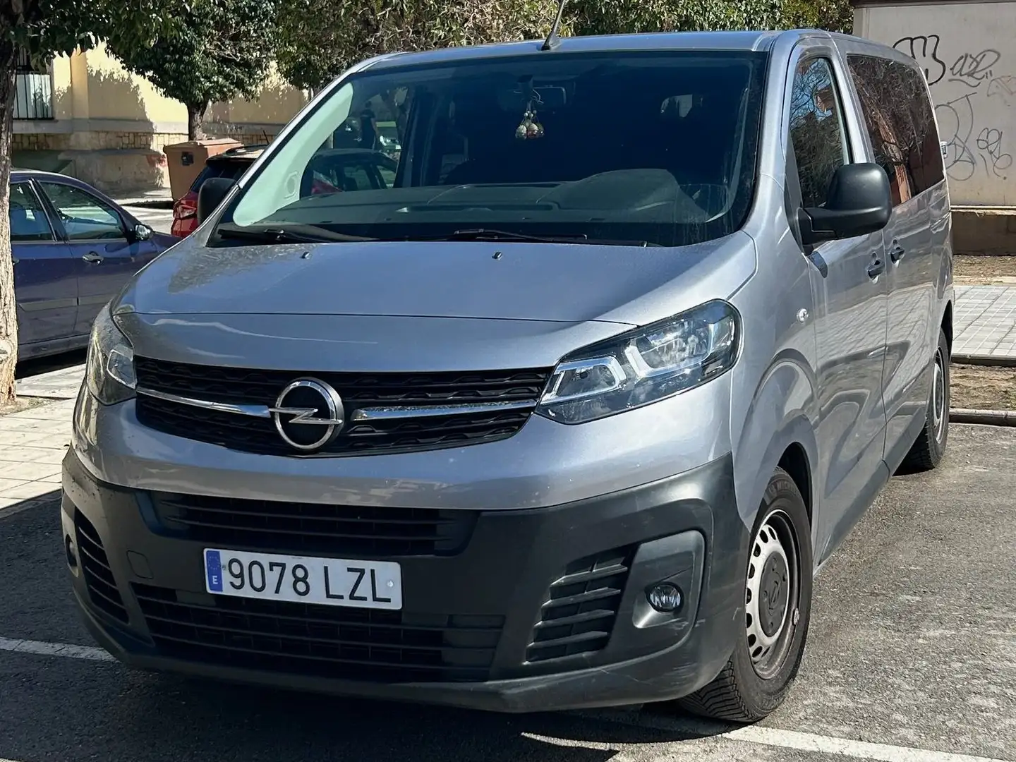 Opel Vivaro COMBI 1,5 D M 120 CV Plateado - 2