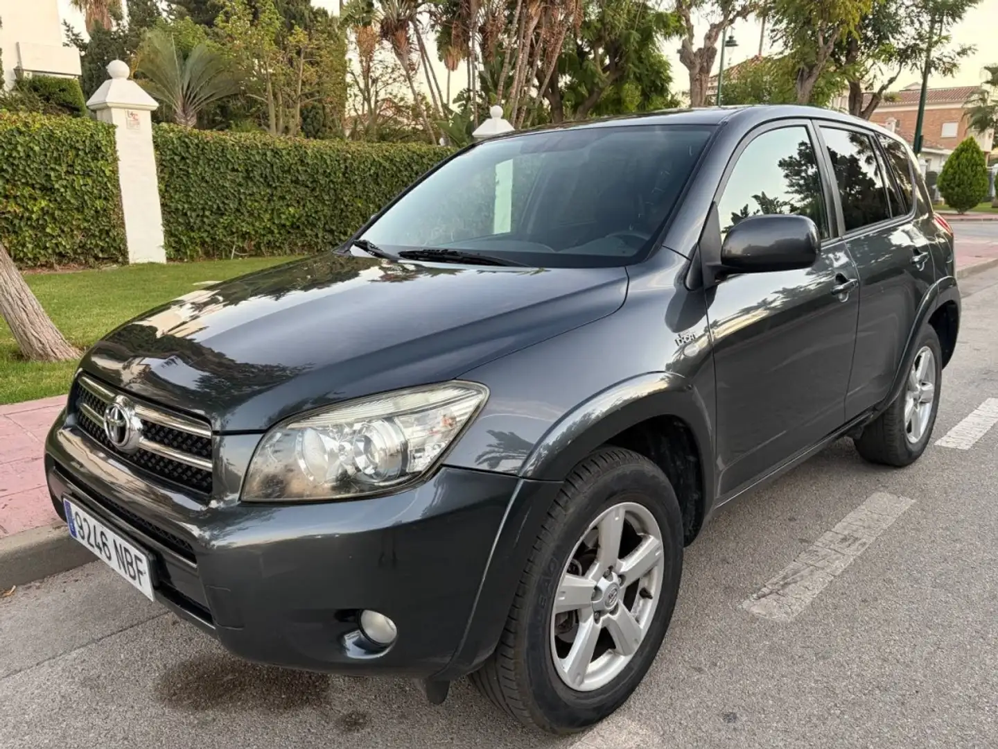 Toyota RAV4 2.2D-4D Premium Cross Sport Gris - 2