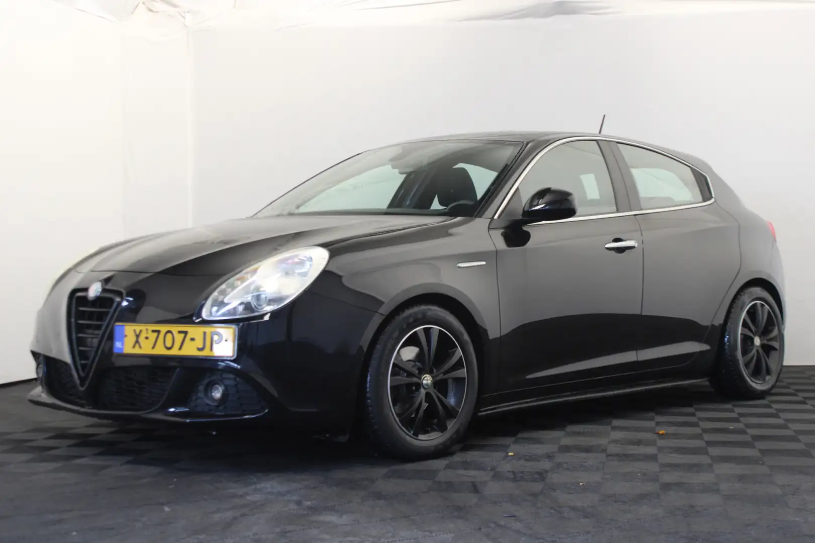 Alfa Romeo Giulietta 1.4 T Distinctive Zwart - 1