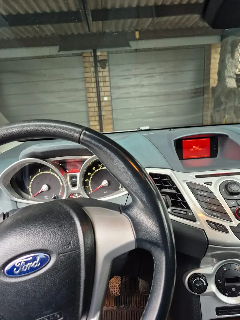 Ford Fiesta Fiesta 1.4 Ghia Schwarz - 2