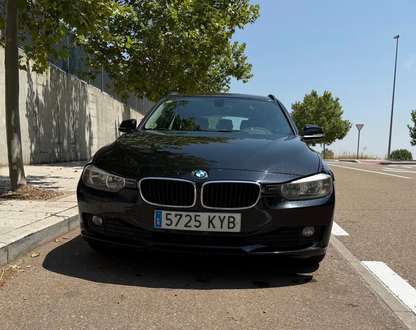 BMW 318 318d Touring Essential Plus Edition Negro - 2