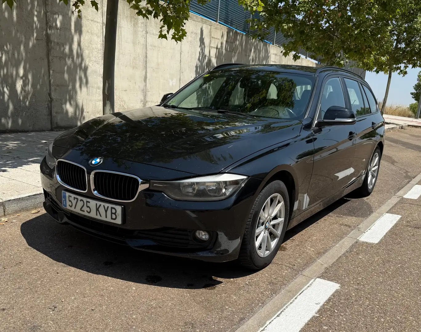 BMW 318 318d Touring Essential Plus Edition Negro - 1