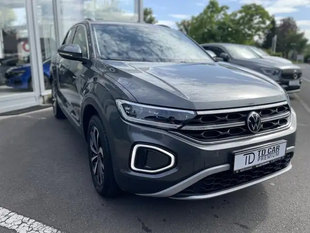 Volkswagen T-Roc view 3