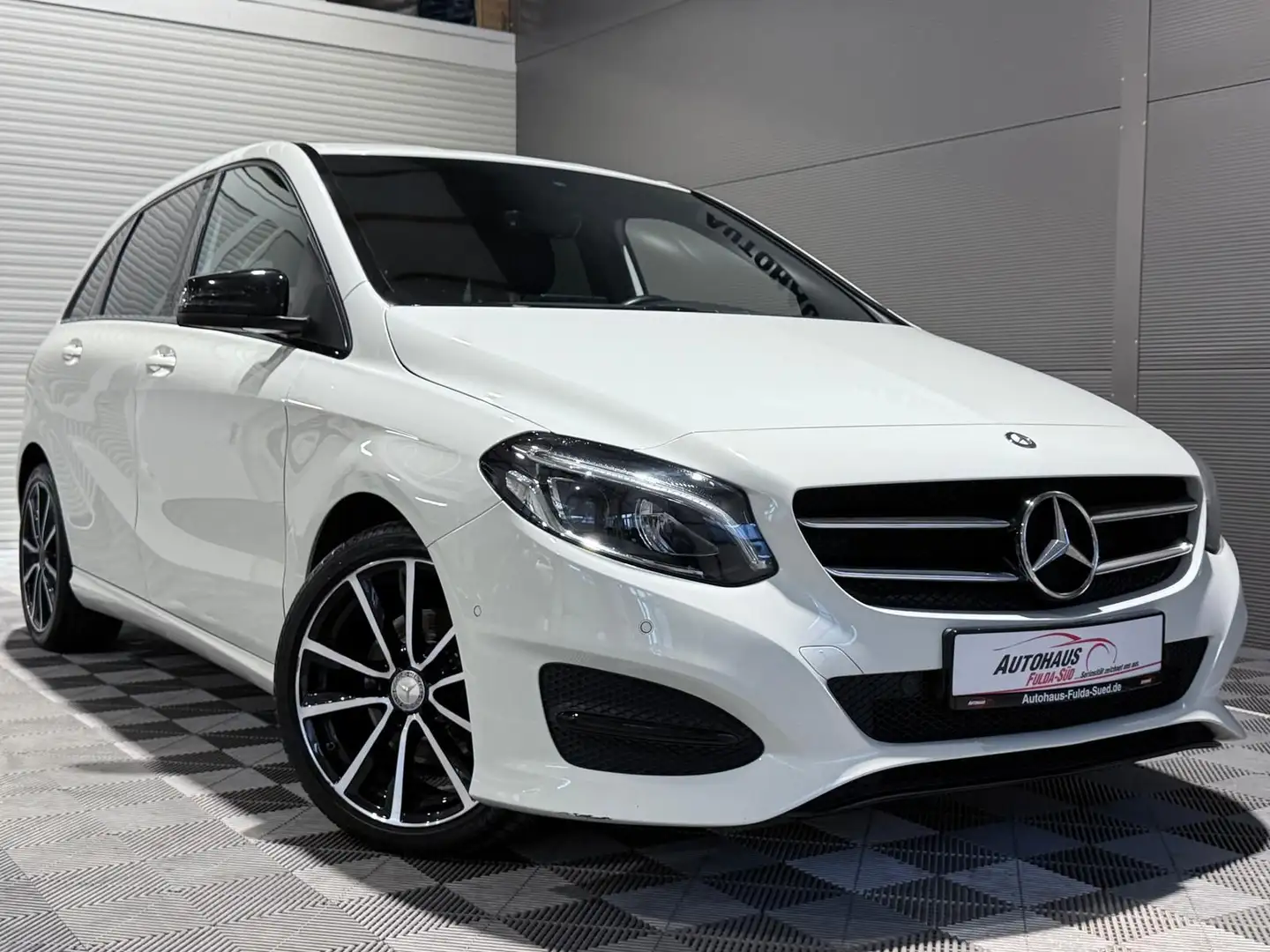 Mercedes-Benz B 200 Urban°Klima°PDC°Navi°Shzg°BT°FSE°LED°Radio Wit - 1