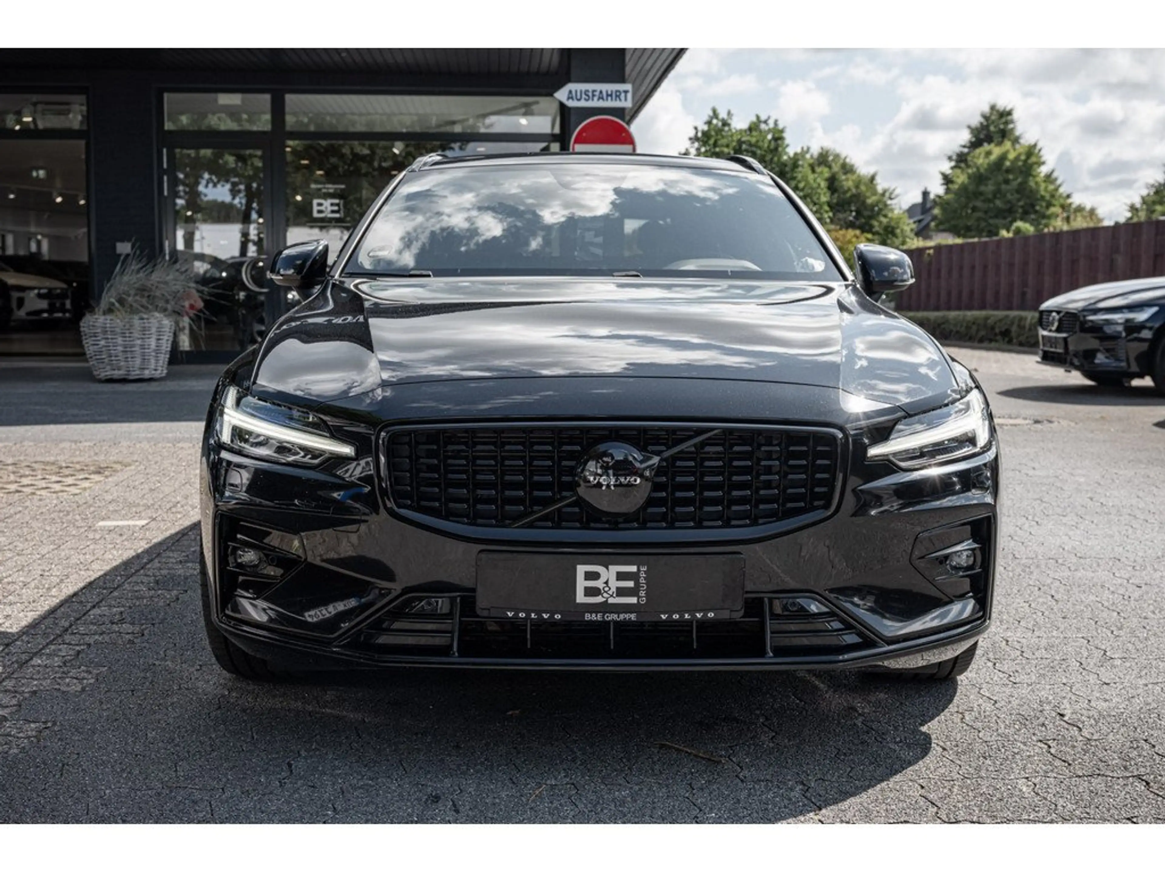 Volvo V60 B4 (D) Plus Dark PDC SHZ KAMERA H/K LED — photo 2