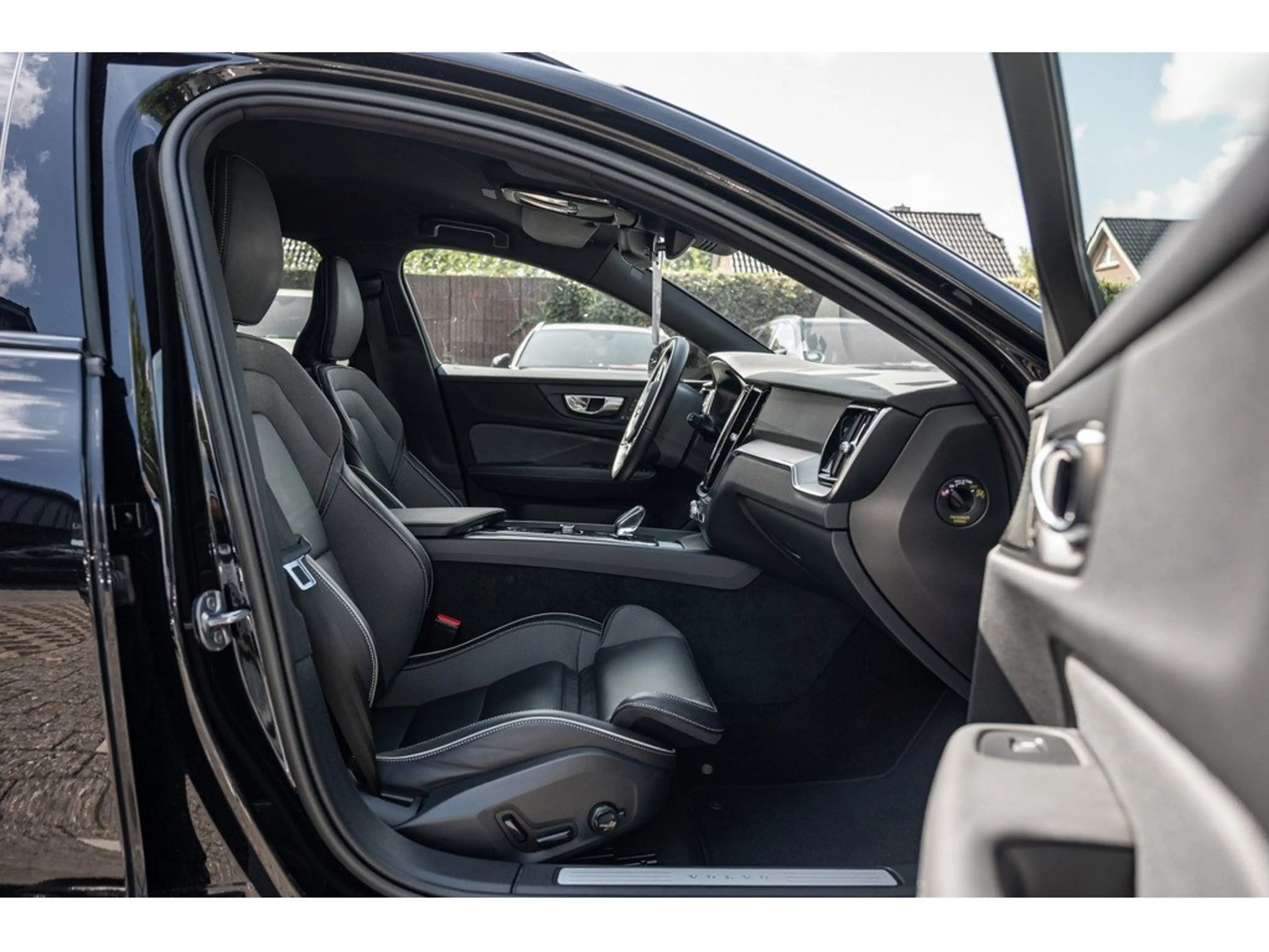 Volvo V60 B4 (D) Plus Dark PDC SHZ KAMERA H/K LED — photo 6
