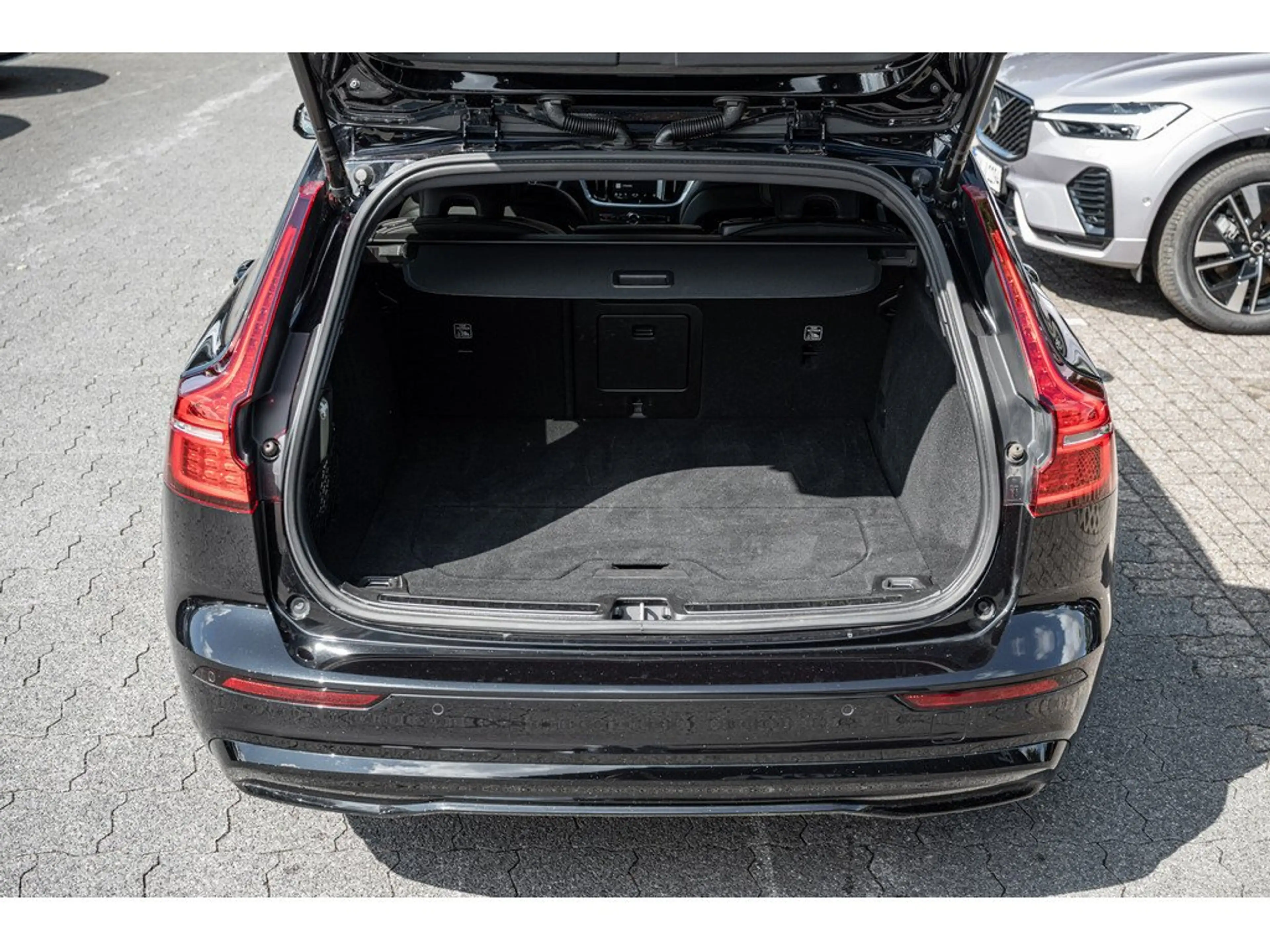 Volvo V60 B4 (D) Plus Dark PDC SHZ KAMERA H/K LED — photo 10