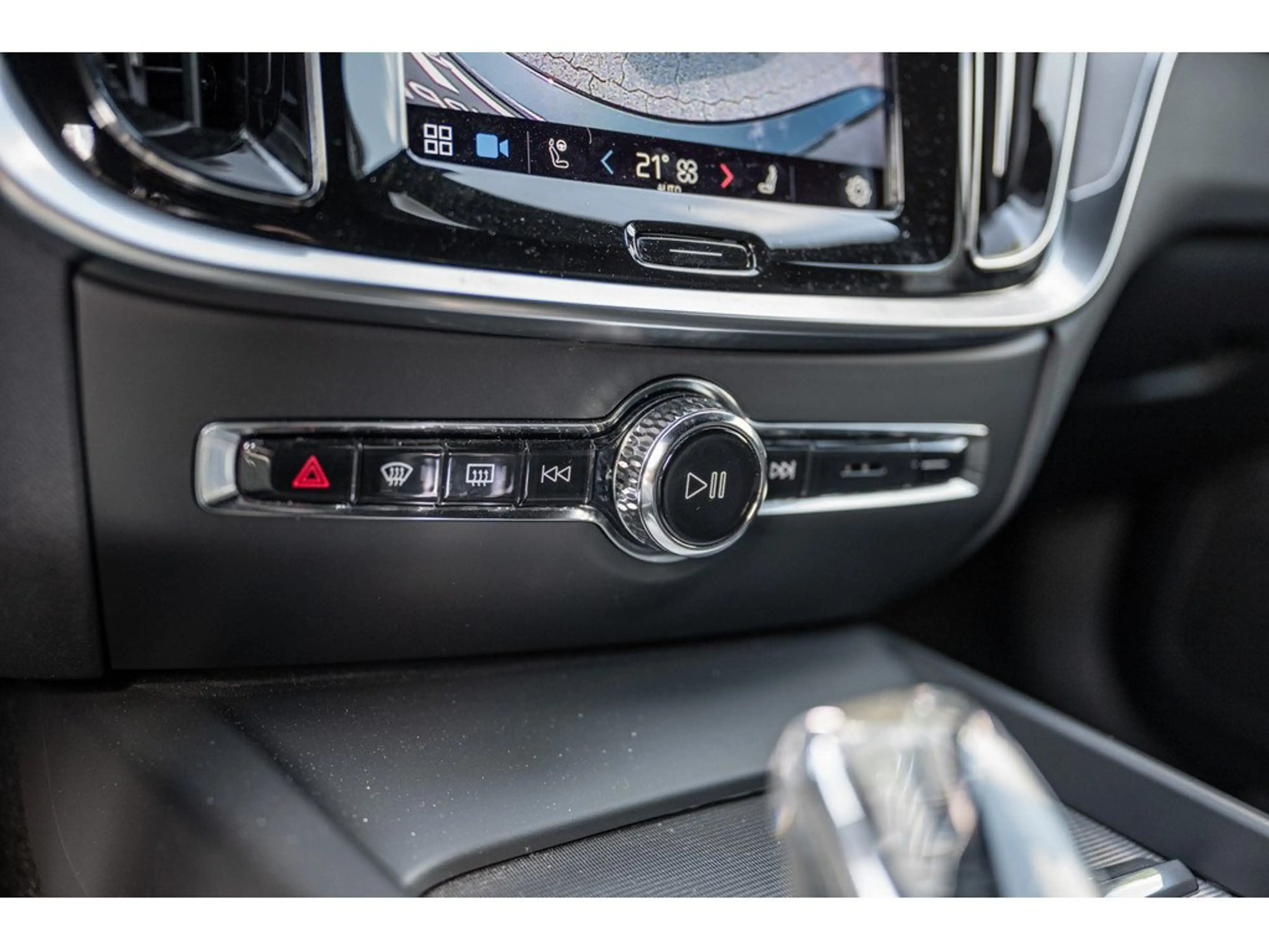 Volvo V60 B4 (D) Plus Dark PDC SHZ KAMERA H/K LED — photo 15