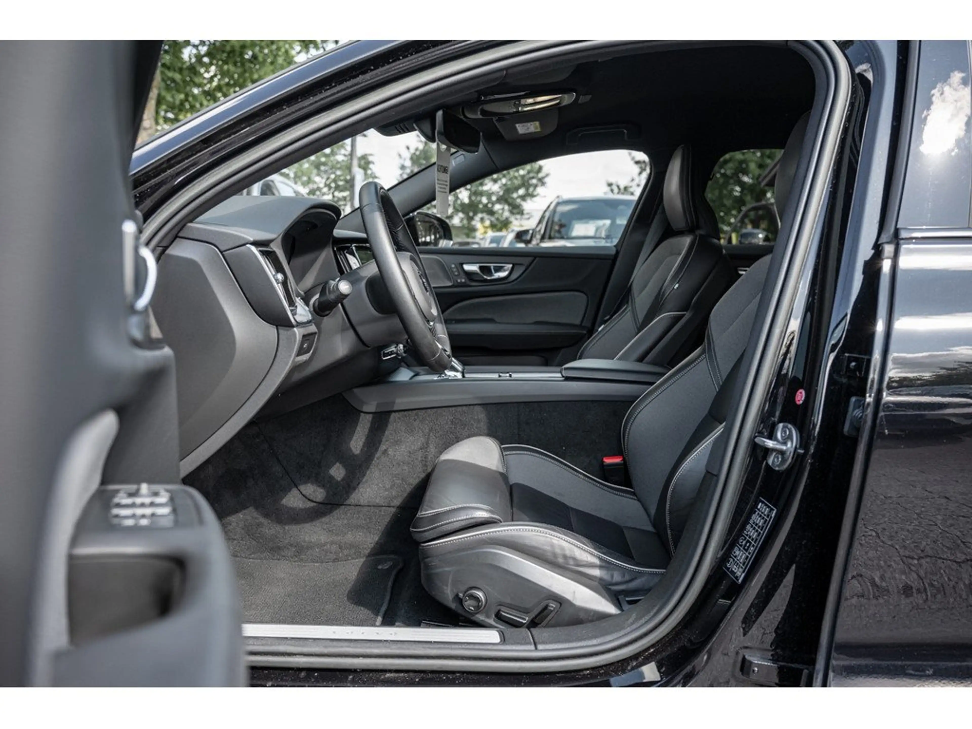 Volvo V60 B4 (D) Plus Dark PDC SHZ KAMERA H/K LED — photo 12
