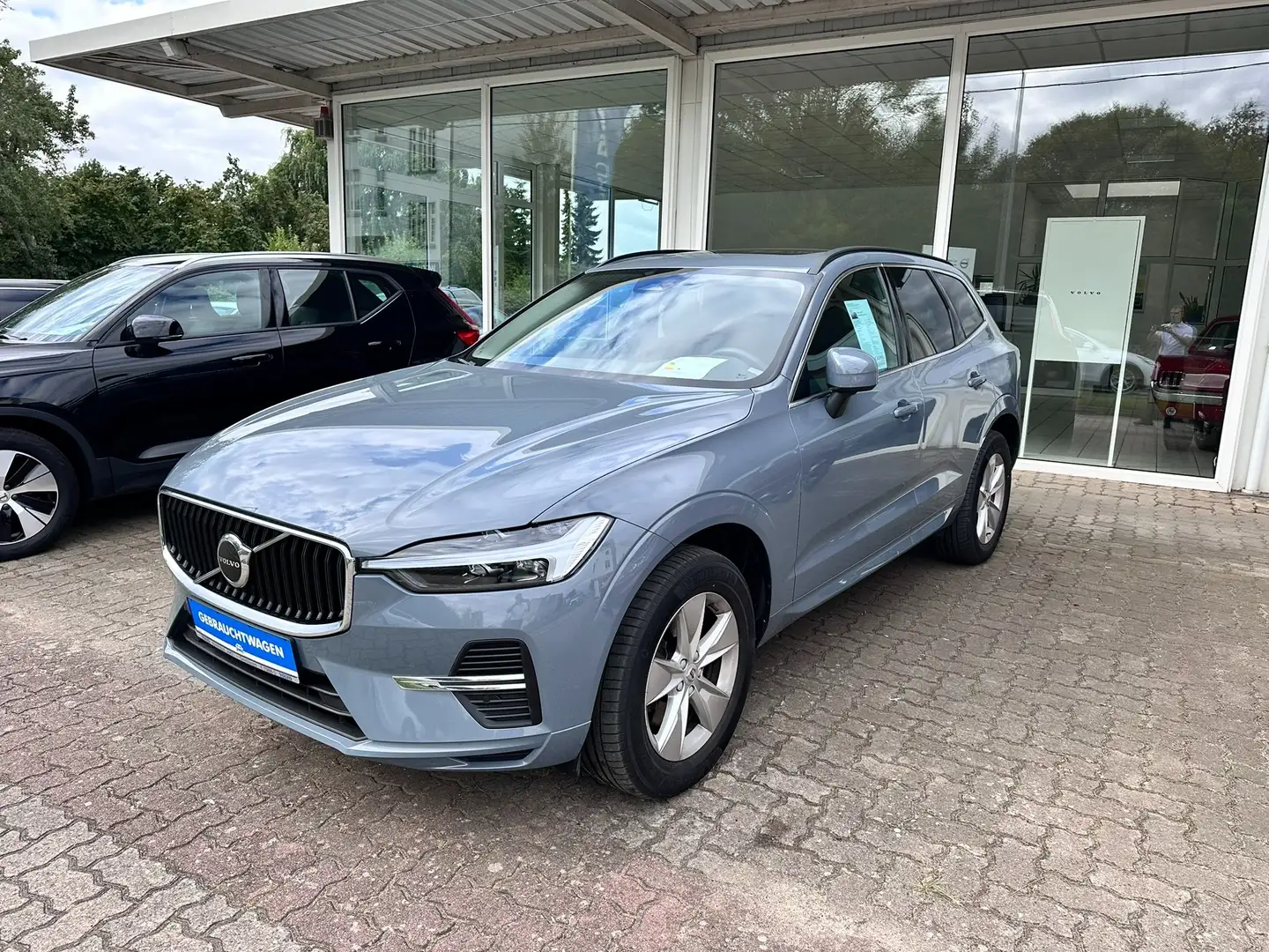 Volvo XC60 Momentum B4 B 2WD AHZ Panoramad. Grau - 2