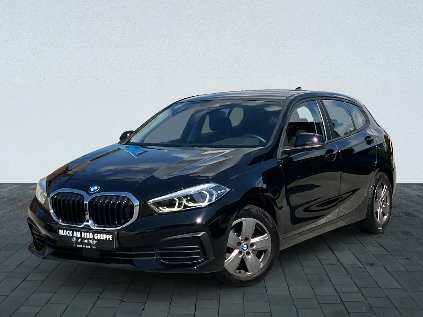 BMW 118 i Limousine crna - 2