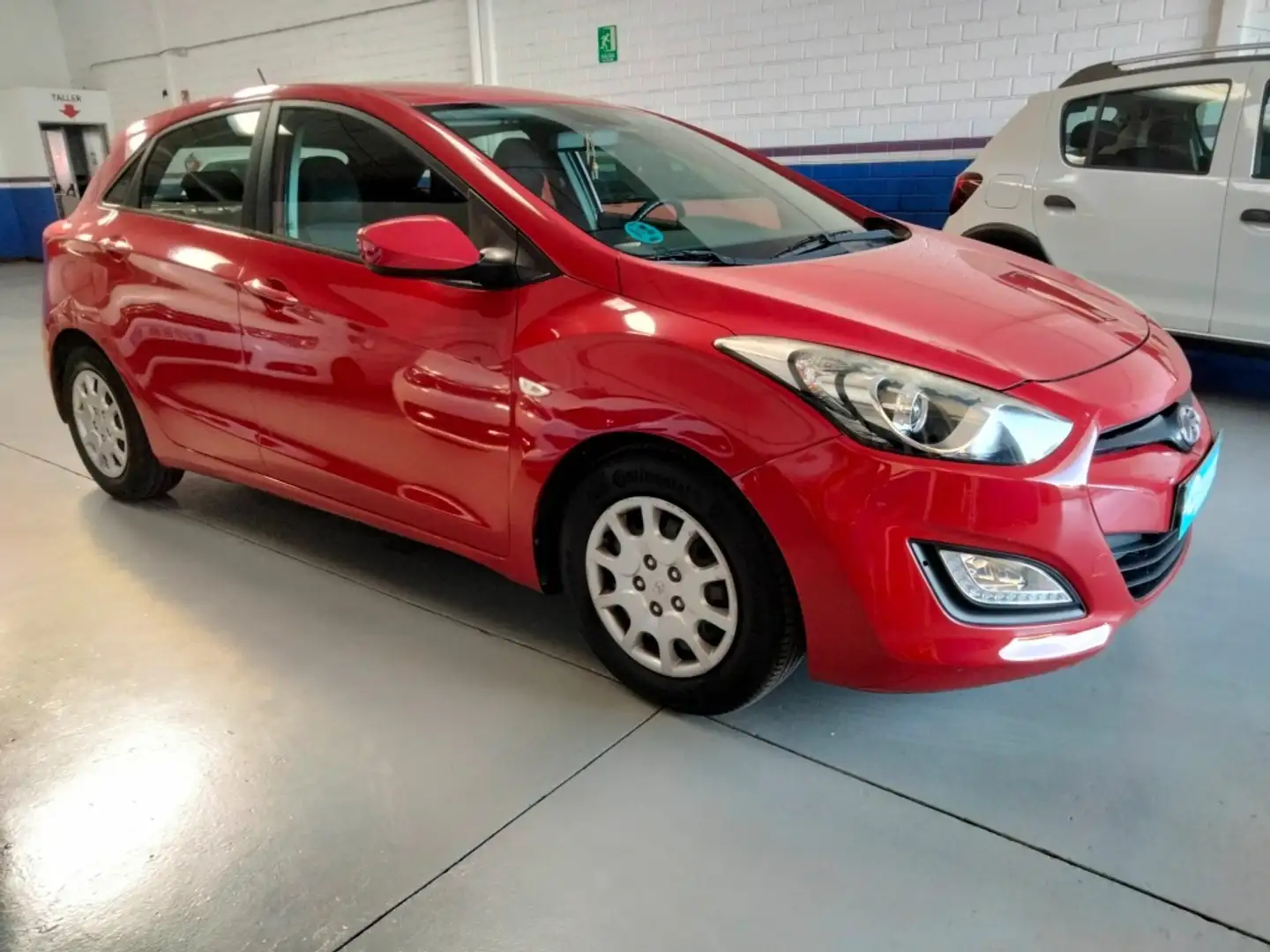Hyundai i30 1.4 City S Червоний - 2