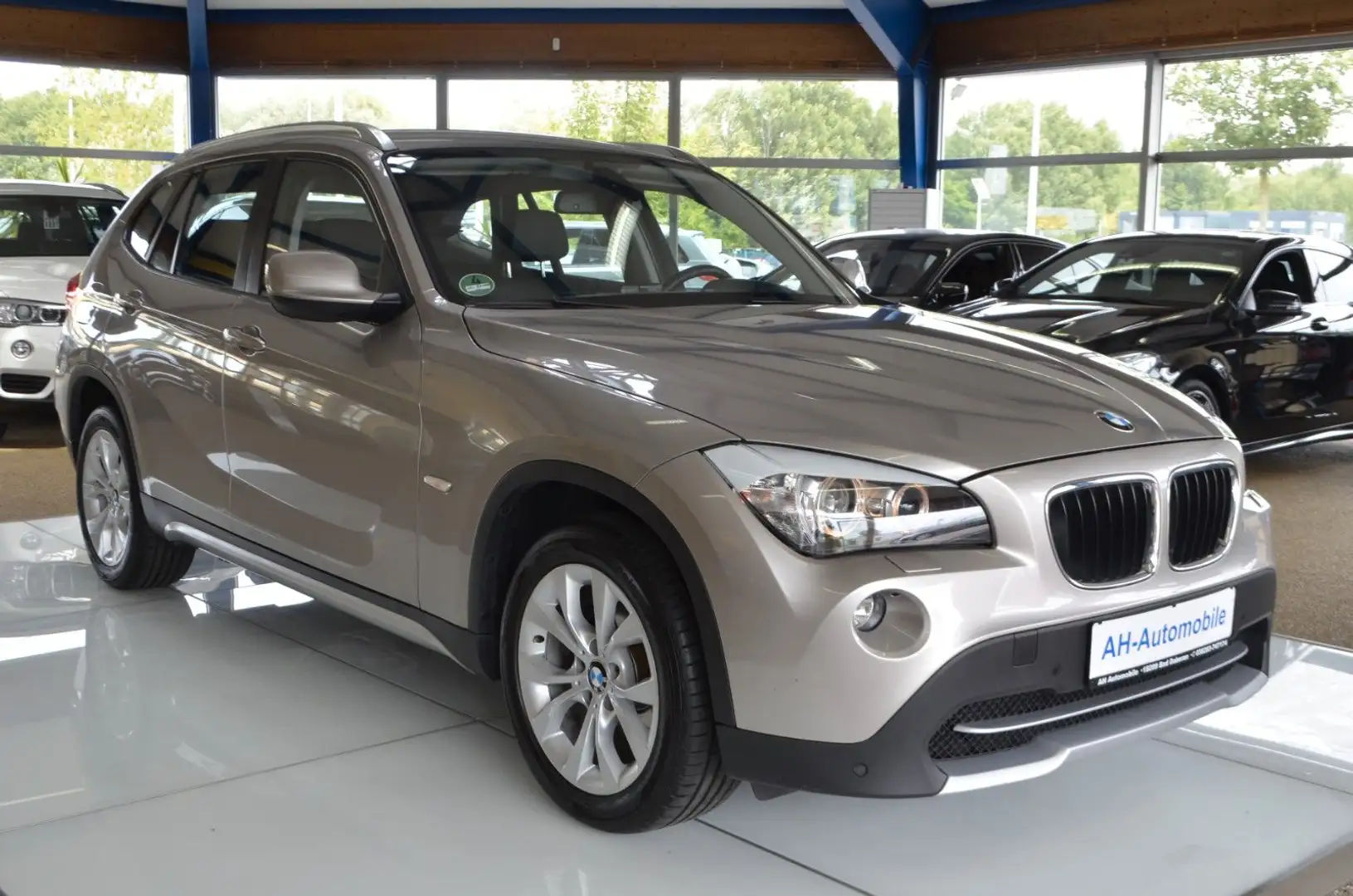 BMW X1 20 d sDrive AUTOMATIK / Bi-XENON / LEDER /PDC Silber - 2