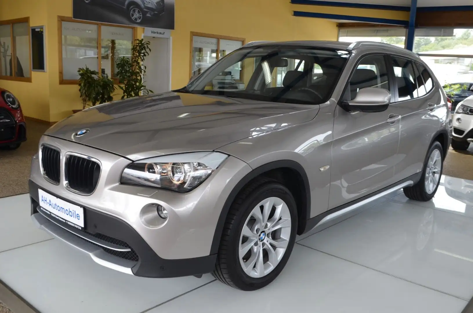 BMW X1 20 d sDrive AUTOMATIK / Bi-XENON / LEDER /PDC Silber - 1