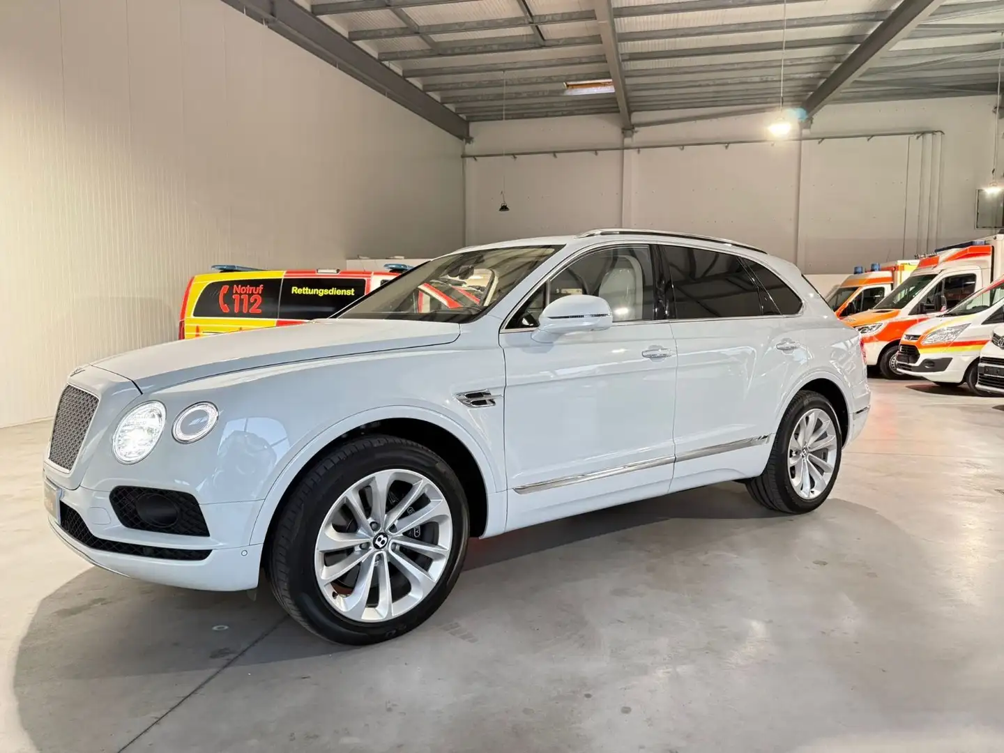 Bentley Bentayga 6.0 W12*PANO*608PS*4x4*360°*FULL Weiß - 2