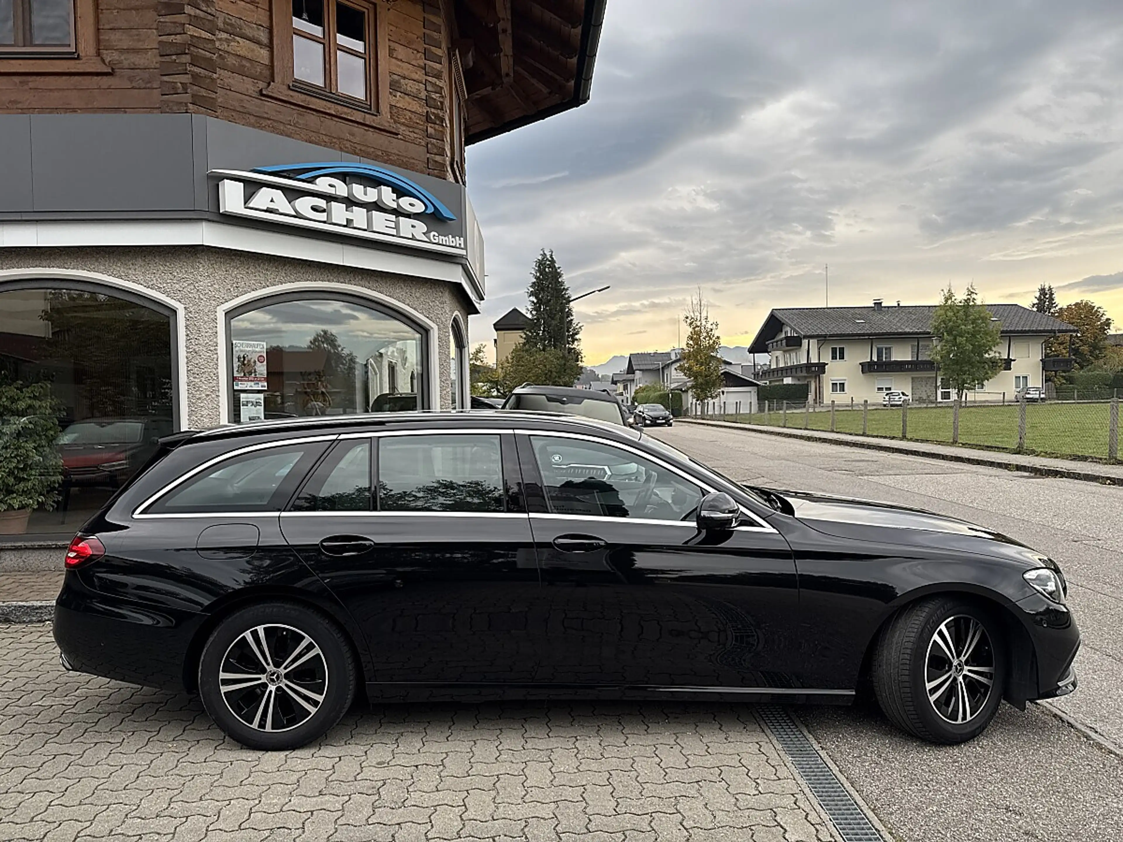 Mercedes-Benz E 220 d Avantgarde — photo 4