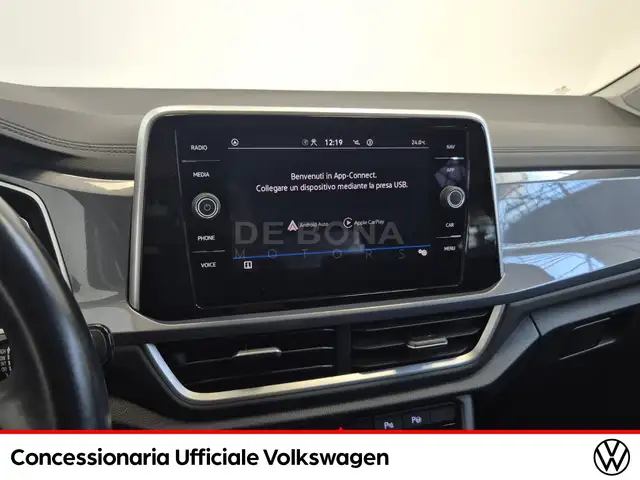 Volkswagen T-Roc view 12