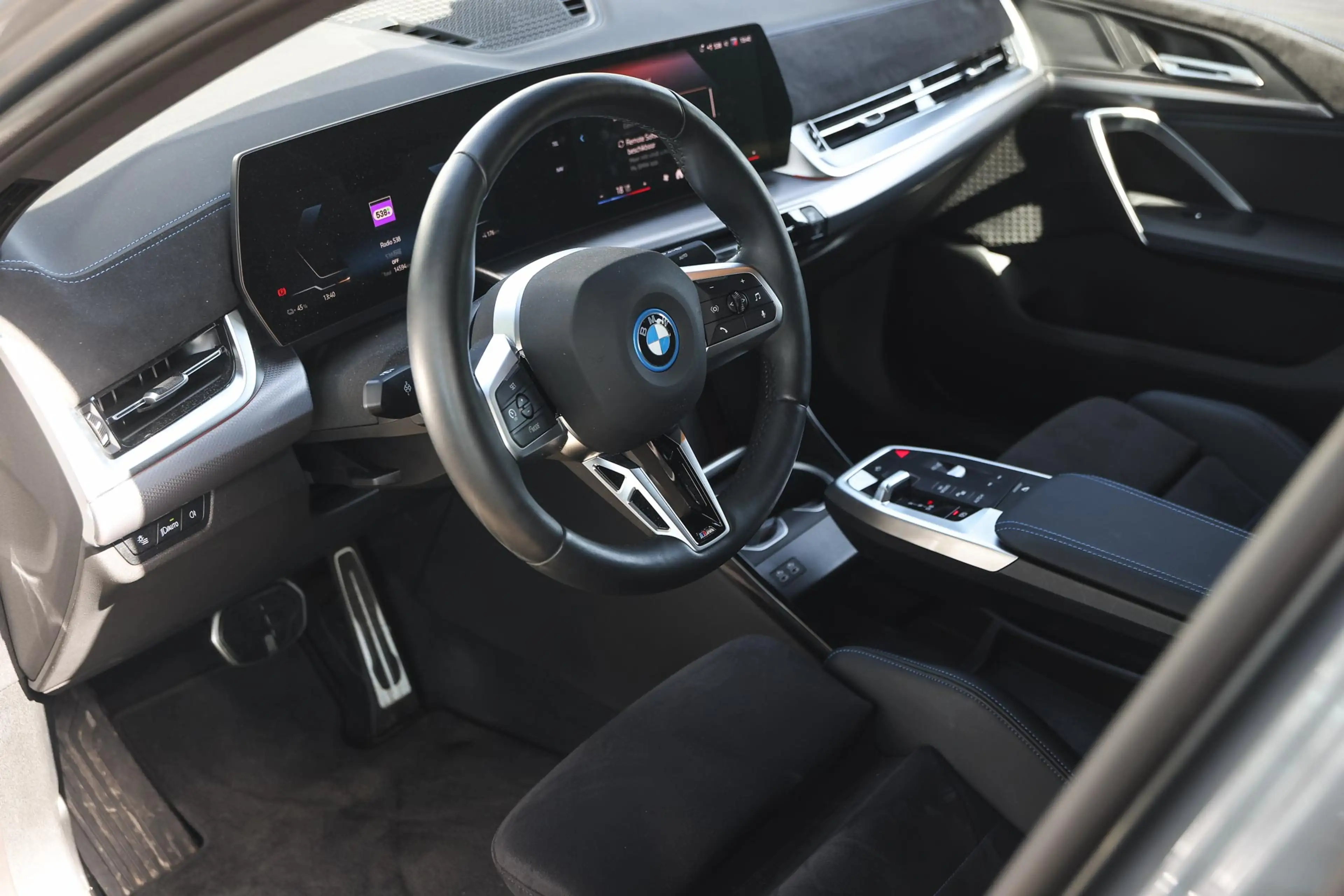 BMW iX2 eDrive20 M Sport / Trekhaak / Sportstoelen / Comfo — photo 9