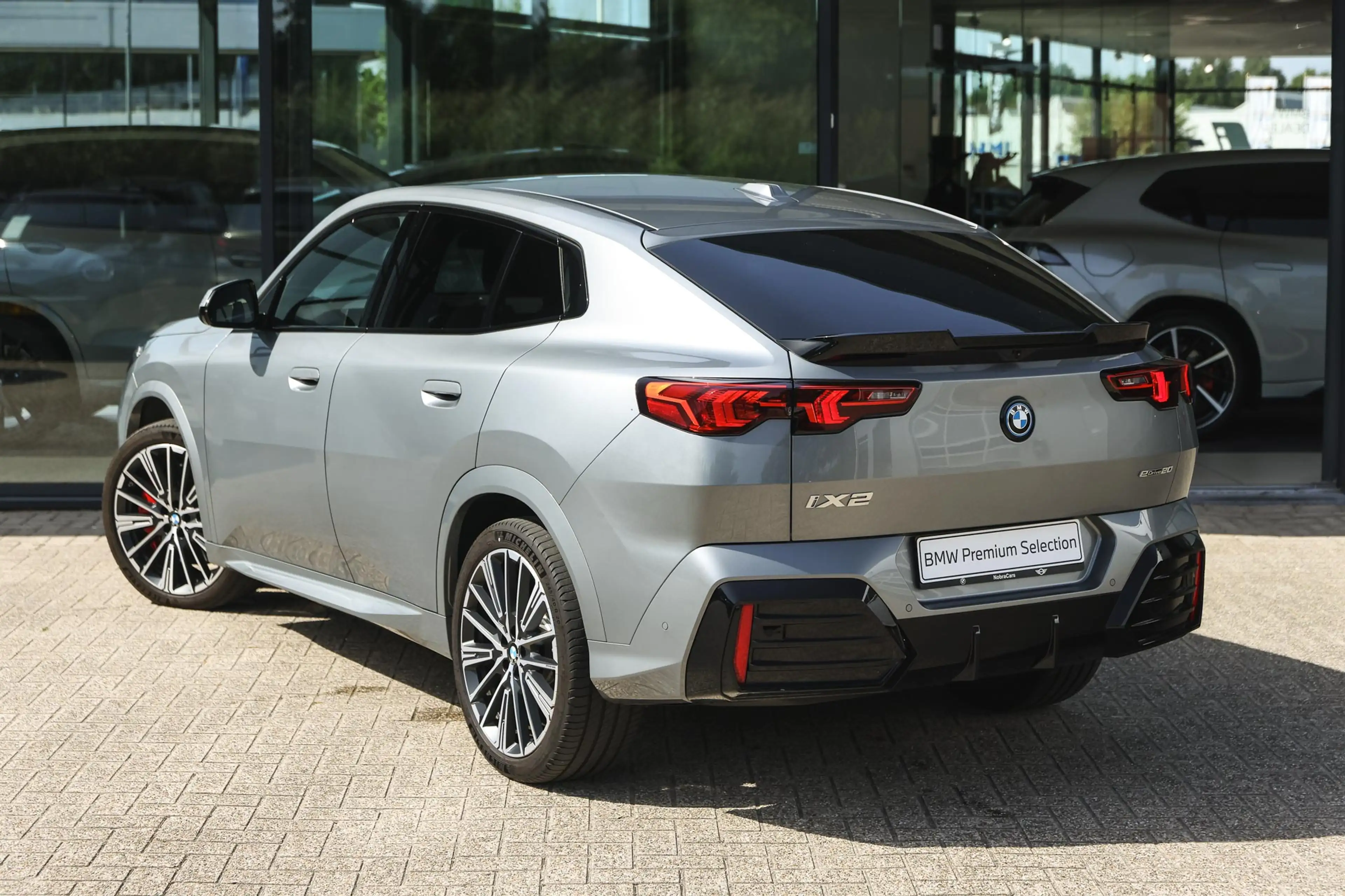 BMW iX2 eDrive20 M Sport / Trekhaak / Sportstoelen / Comfo — photo 2
