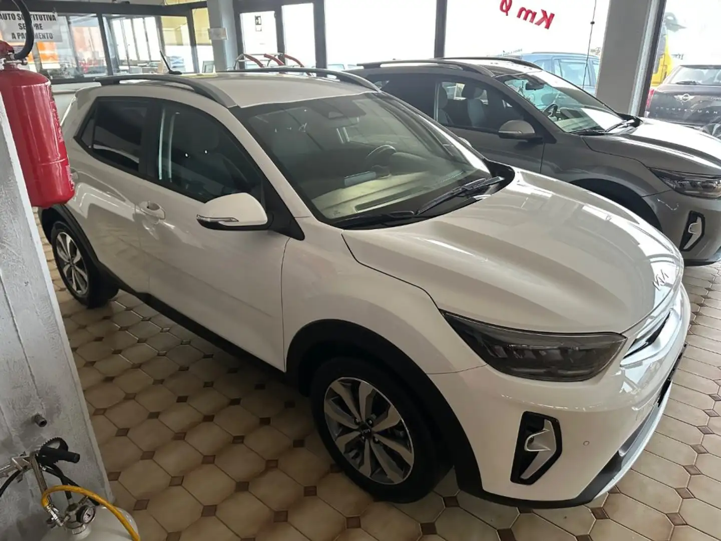 Kia Stonic 1.2 C.Play Style 5p Blanc - 1