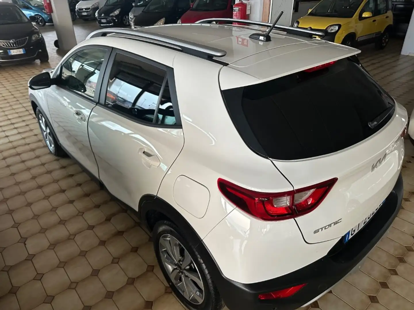 Kia Stonic 1.2 C.Play Style 5p Blanc - 2