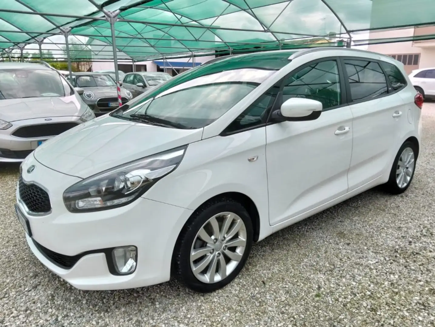 Kia Carens 1.6 GDI Class My World Bílá - 1