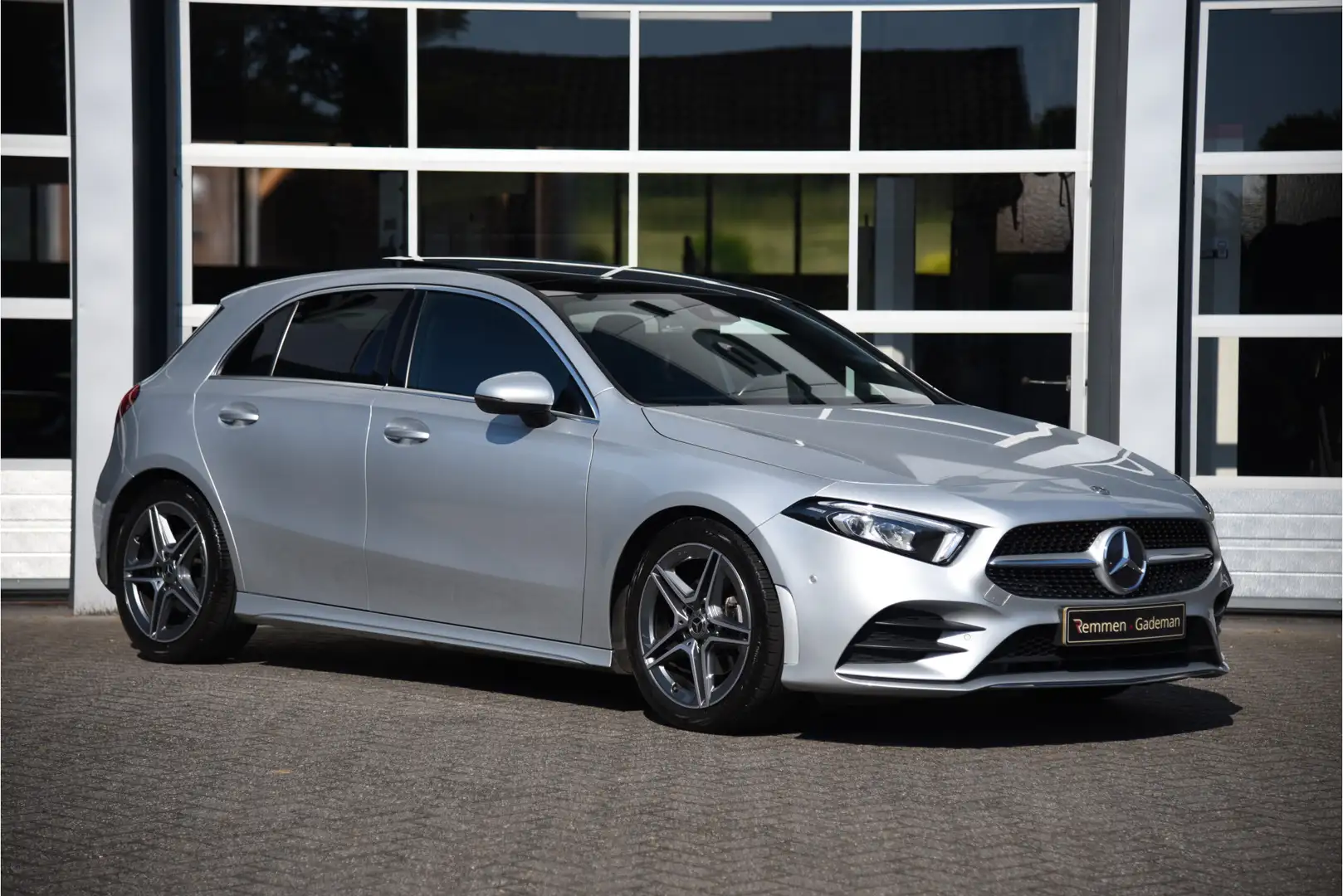 Mercedes-Benz A 200 AMG Line Plateado - 1