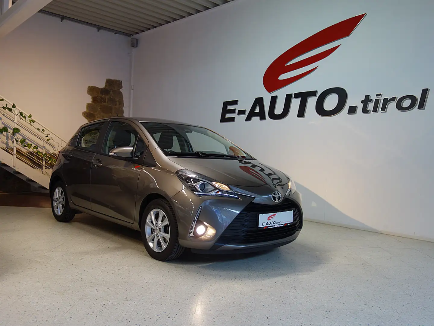 Toyota Yaris *ERSTBESITZ *GARANTIE *KAMERA *NAVIGATION Active Grau - 1