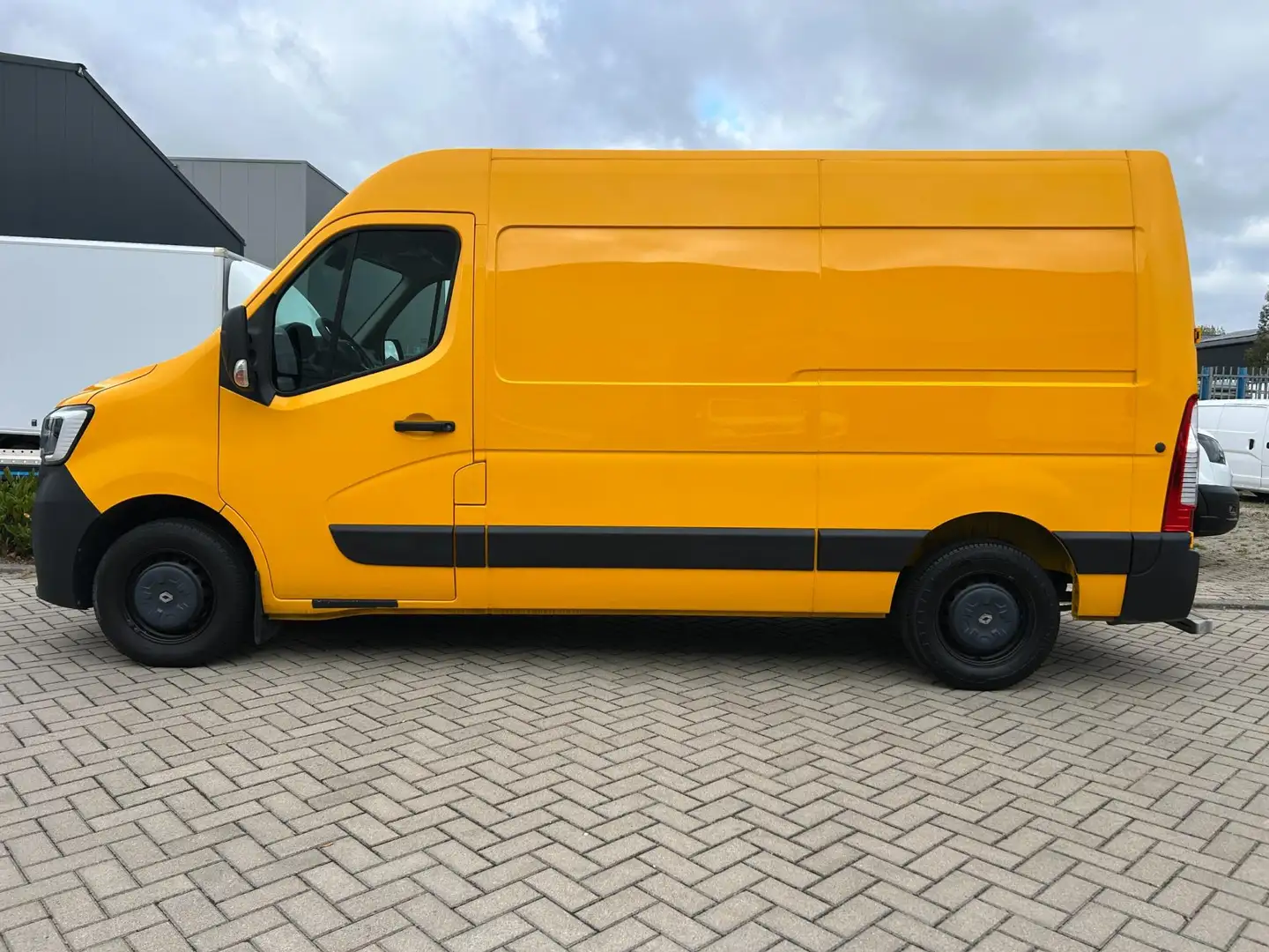 Renault Master T35 2.3 dCi 135 L2H2 nw.model | Euro 6 Oranje - 2