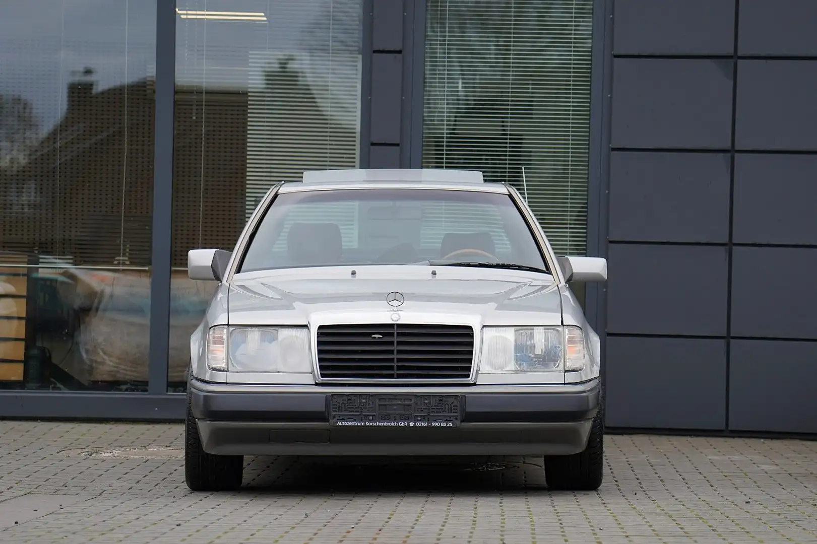 Mercedes-Benz 230 CE OLDTIMER Argintiu - 2