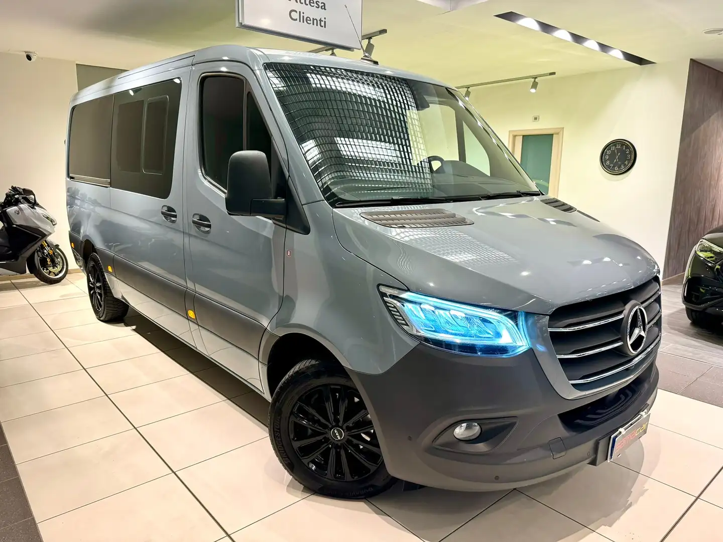 Mercedes-Benz Sprinter 319 v6 3.0 5-persoons, Leder, Led, Mbux, Memory, Grijs - 1