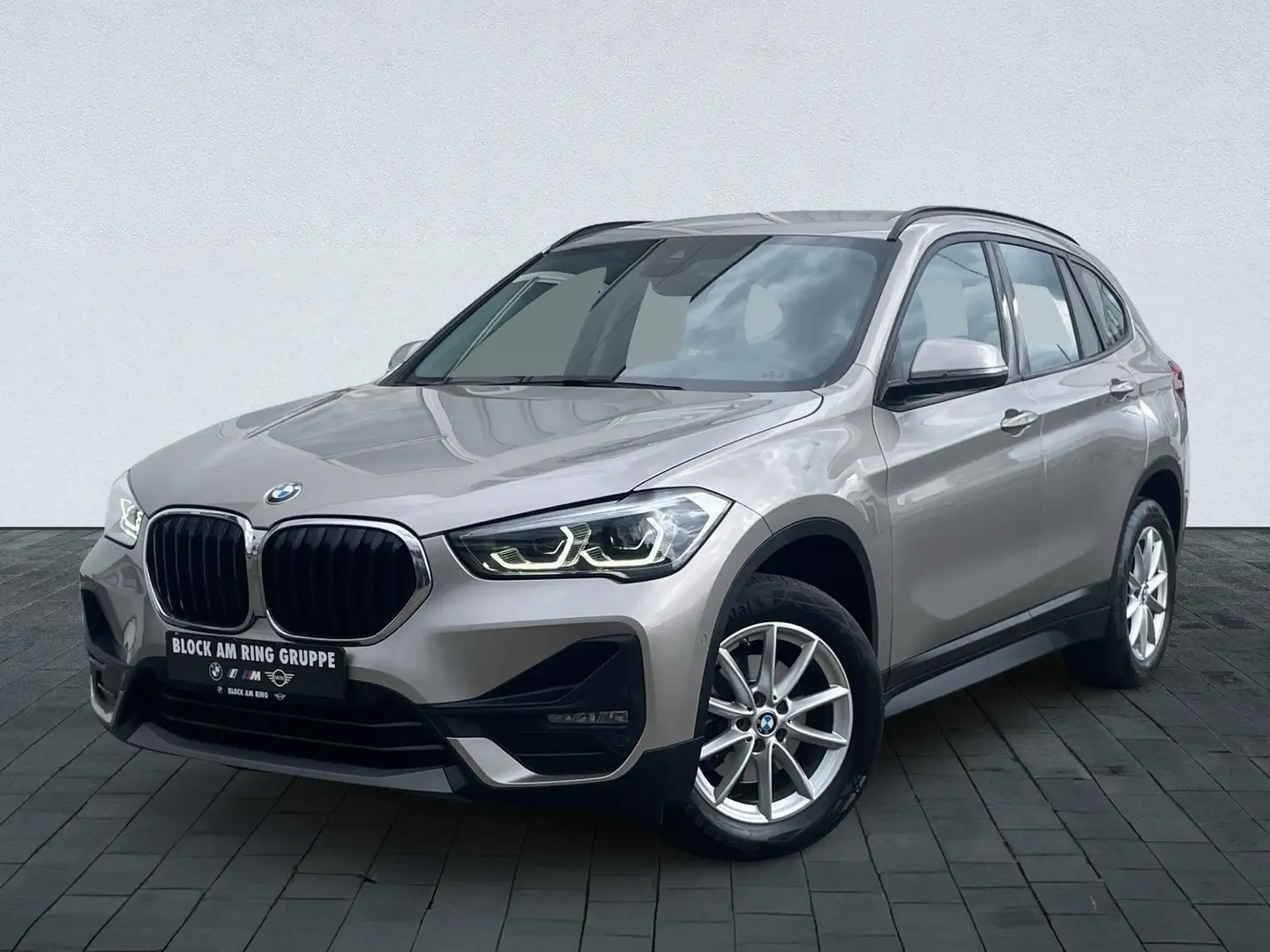 BMW X1 sDrive18d Stříbrná - 2